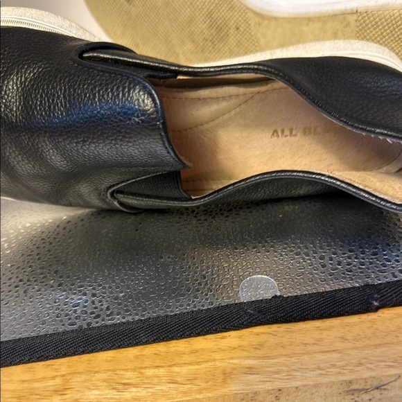 Black and White Slip-On Loafers with Minimalist Design - Picture 6 of 7